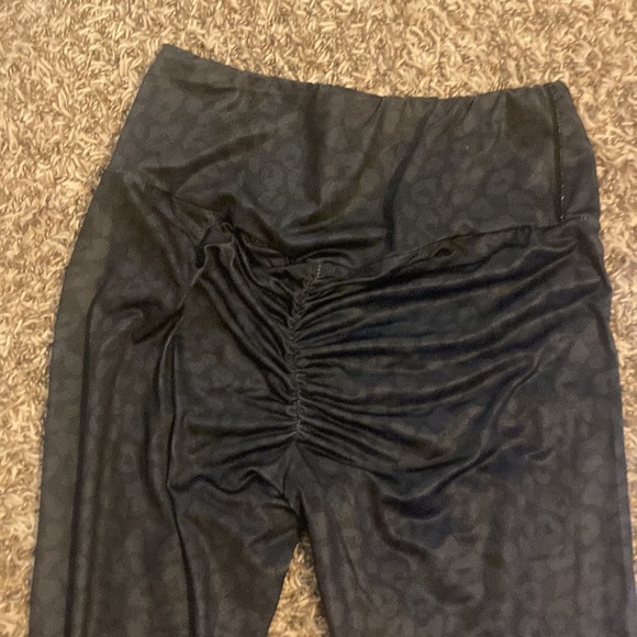 Cheats print butt lifting leggings. - Picture 3 of 4